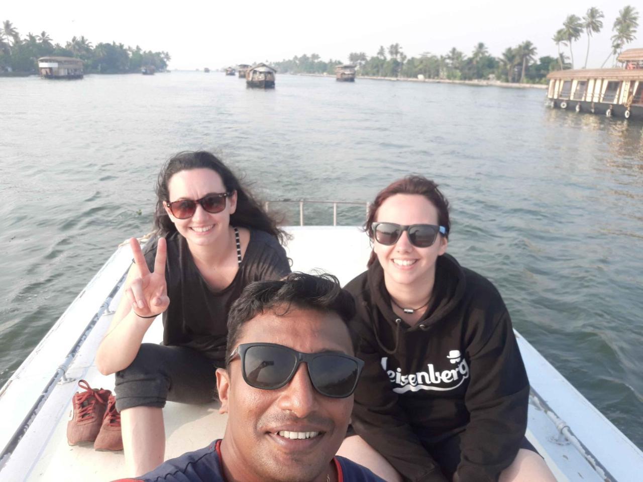 Abru'S Holidays International Travelers Alappuzha Exteriér fotografie